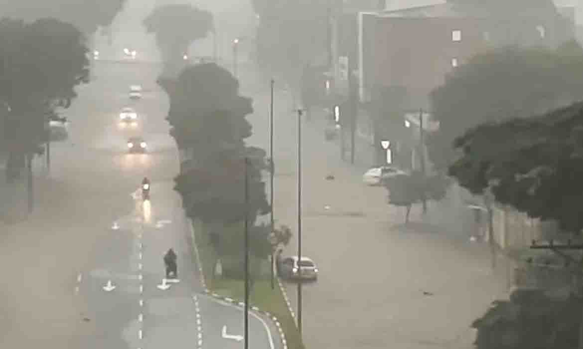 Chuva causa estragos e alagamentos em Guarulhos.
