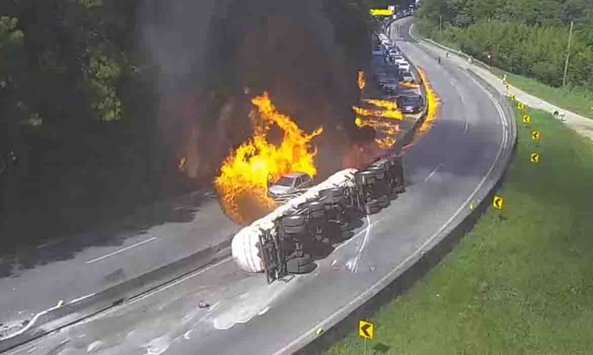 Caminhão tomba causa incêndio em mais de 20 veículos.