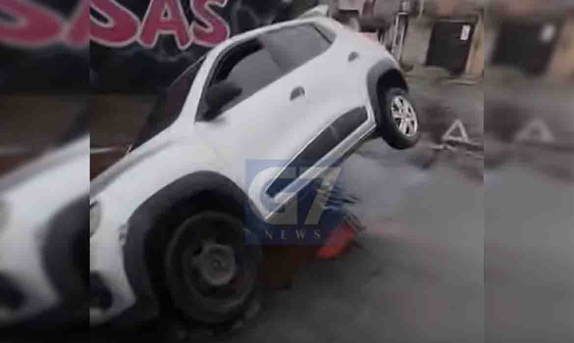 Denúncia no G7News mostra carro engolido pelo buraco