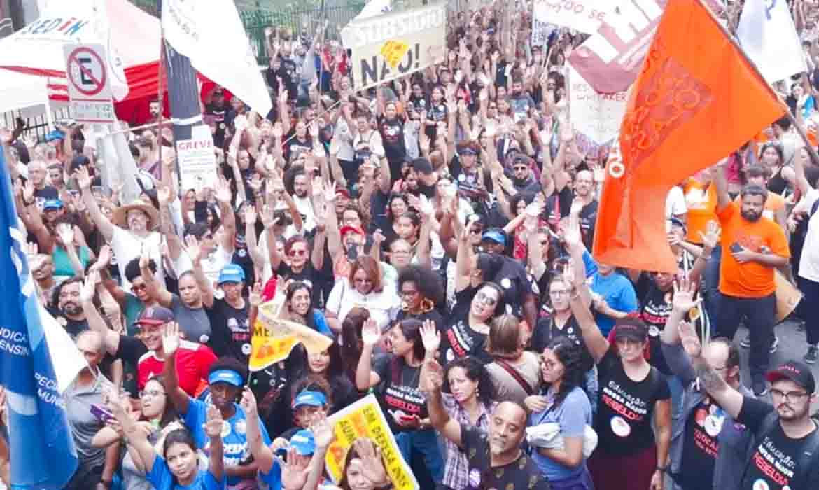 Professores municipais de SP decidem continuar greve