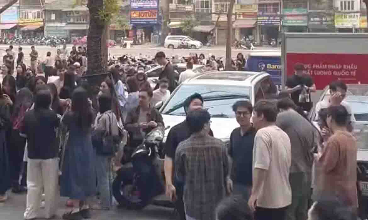 Pessoas na rua em Hanói após terremoto. — Foto: Reprodução/Redes Sociais