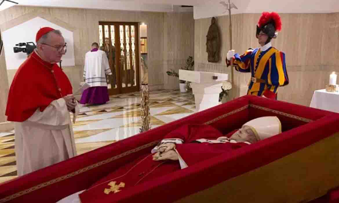Vaticano divulga imagem do corpo do papa Francisco no caixão Imagem: Vatican Media/ AFP